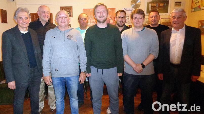 Neuer Fußball-Chef ist Gerhard Schnabel (Dritter von links). Die Vorstandsmitglieder und Offizielle gratulierten. Bild: gau