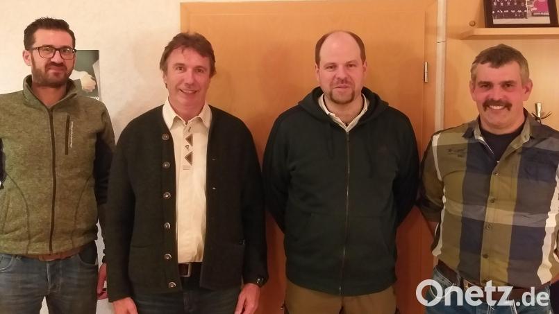 Florian Vietze (links) wird seine Lehrjahre als Jungjäger bei Jagdpächter Rainer Bayer ableisten. Von links: Florian Vietze (Jagdbegeher), Hans Reindl (Jagdvorsteher), Rainer Bayer (Jagdpächter), Matthias Schiml (Stellvertretender Jagdvorsteher), Bild: Luca Bayer/exb
