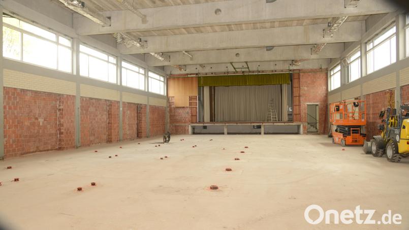 Kaum mehr wiederzuerkennen ist die Mehrzweckhalle. Die Mitarbeiter des Bauhofes und der Schulhausmeister haben ganze Arbeit geleistet und damit der Gemeinde mit ihrem Einsatz für die &quot;Entkernung&quot; große Ausgaben erspart, wären diese Arbeiten von einer Fremdfirma übernommen worden. Bild: bey