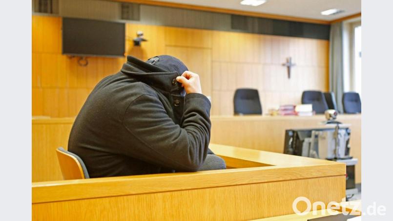 Der Angeklagte sitzt beim Auftakt seines Prozesses im Gerichtssaal in Traunstein. Bild: Uwe Lein/dpa