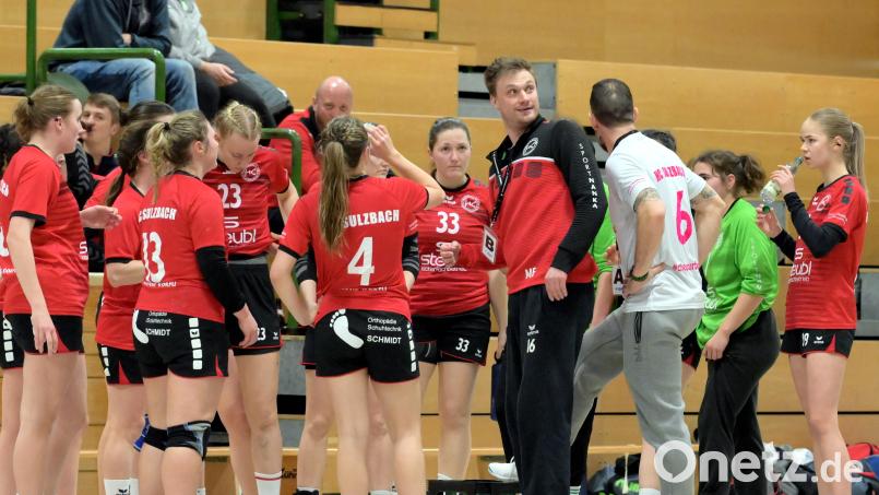 Sulzbachs Trainer Martin Feldbauer (vierter von links) setzt im Duell gegen die SG Helmbrechts/Münchberg auf die Heimstärke seines Teams. Archivbild: Hubert Ziegler