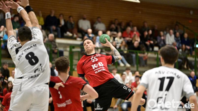 Auch wenn die Chancen gering sind: Zwei Spiele hat der HC Sulzbach – hier Milan Stancic beim Wurf – noch, um den Abstieg in die Bezirksoberliga zu verhindern. Archivbild: Hubert Ziegler