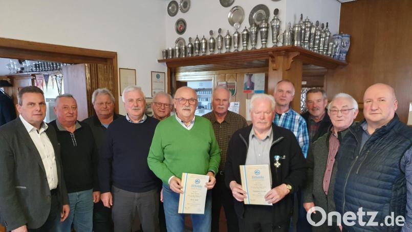Bei der Jahreshauptversammlung des Soldaten- und Kriegervereins Teunz wählten die Mitglieder die Vorstandschaft neu. Außerdem wurden vier Mitglieder für ihr langjähriges Engagement gewählt. Bild: Soldaten- und Kriegerverein Teunz/exb