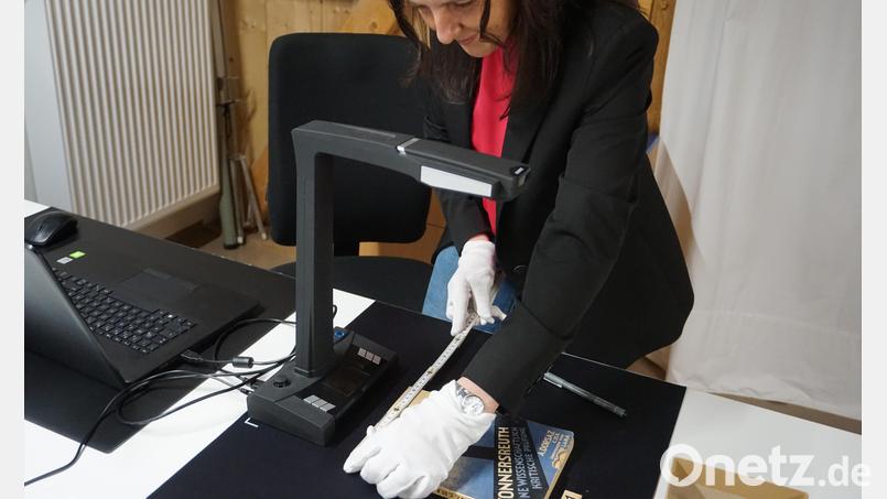 Wenn ein Gegenstand in die Datenbank eingetragen wird, müssen zahlreiche Informationen eingegeben werden. Neben der Höhe und Breite, die Michaela Günthner hier ausmisst, zählen dazu beispielsweise auch die Beschaffenheit, die Herkunft oder die Datierung. Bild: jeb