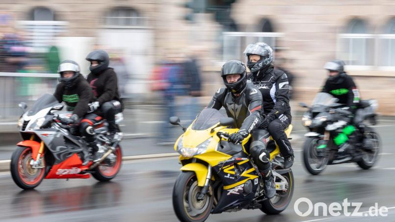 Motorräder fahren bei der traditionellen Motorradsternfahrt an den Schaulustigen vorbei. Archivbild: Michael Reichel/dpa