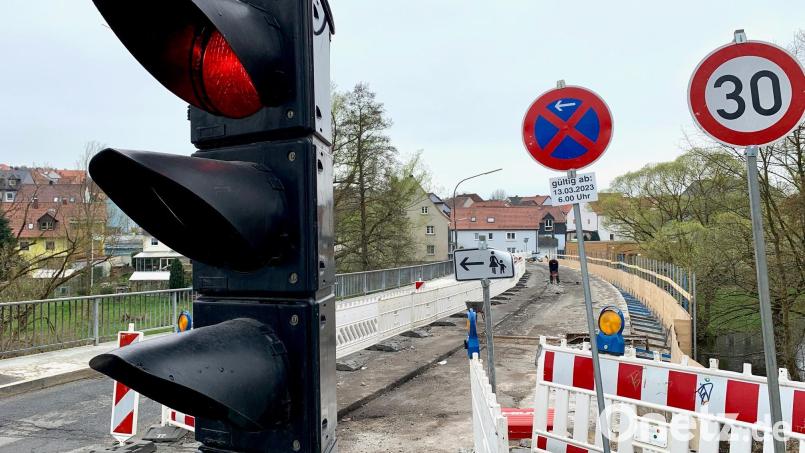 Die Ampel steht auf Rot für einen relativ problemlosen Fortgang der Sanierung der Brücke über die Waldnaab in Neustadt/WN. Bild: Gabi Schönberger