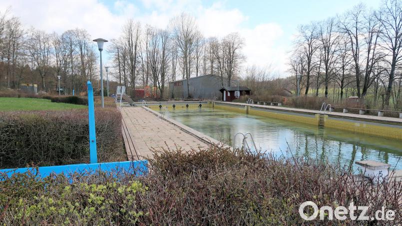 Die Vorbereitungen für die Badesaison 2023 im Freibad Friedenfels sind angelaufen. Geöffnet ist die beliebte Freizeitanlage in diesem Jahr vom 27. Mai bis zum 3. September. Bild: bsc