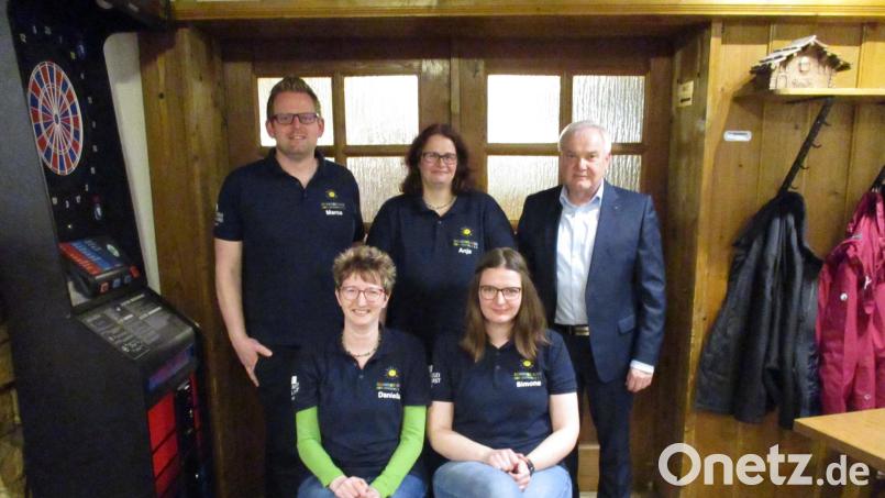 Die Vorsitzenden Marco Pscherer und Anja Clement (hinten von links) sowie Kassiererin Daniela Pscherer und Schriftführerin Simone Heser (vorne von links) bilden künftig das engere Vorstandsteam. Bürgermeister Günter Kopp (rechts) gratulierte ihnen zur Wahl. Bild: Gemeinde Kulmain/exb