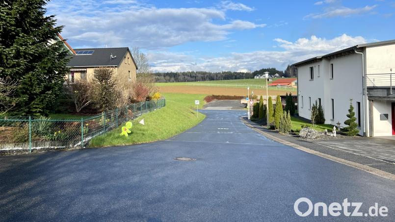 So leer sieht die Straße Unterer Berg nur dann aus, wenn nicht gerade Kinder zur Kindertagesstätte gebracht oder von dort abgeholt werden. Der Gemeinderat hat ein absolutes Halteverbot auf der rechten Seite (vom Friedhof aus gesehen) beschlossen, um das Verkehrschaos während der Hol- und Bringzeiten einzudämmen. Bild: Eichl