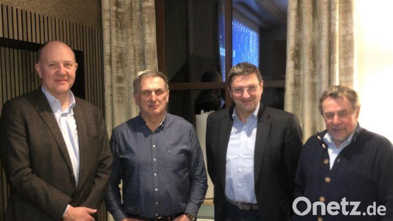 Sie tauschten sich bei der Jahreshauptversammlung der Erzeugergemeinschaft (EG) für Qualitätsgetreide Amberg-Sulzbach aus (von links): Landwirtschaftsdirektor Franz Baumer (AELF Amberg-Neumarkt), Georg Straller (EZG Amberg-Sulzbach), Getreidehändler Norbert Rausch (Bayernhof GmbH) und Hansgeorg Schönberger (N.U. Agrar). Bild: wec