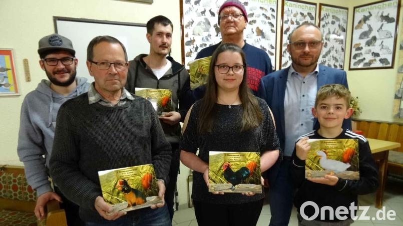 Bürgermeister Markus Bauriedl gratuliert Jürgen Schulze, Lukas Kick, Mario Sauer (hinten, von rechts) und Hans Moritz, Celine Plohmann und Emilio Joel Sauer (vorne, von links) zu ihren Preisen. Bild: gz