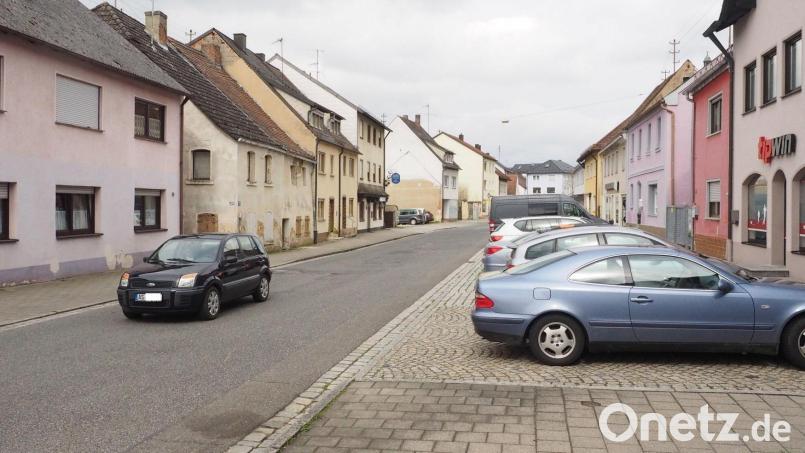 Nicht gerade attraktiv wirkt die Obere Vorstadt. Neben baulichen Mängeln und fehlenden Grünbereichen ist auch das Senkrechtparken aus stadtplanerischer Sicht ein Kritikpunkt. Bild: kek