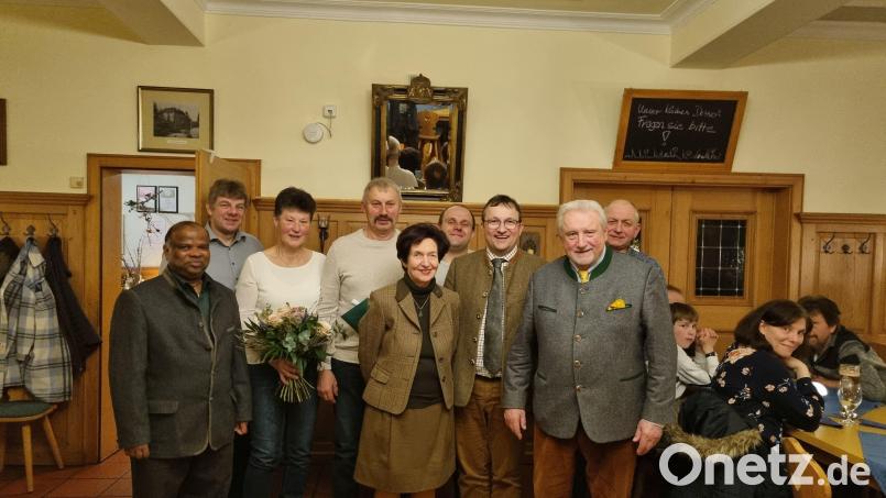 Bei der Ehrun waren dabei (von links): Pfarrer Moses Gudapati, Peter Beer, Monika Heldmann, Alois Heldmann, Eva-Maria Schmid, Jagdvorsteher Stephan Kriegl, Ruppert Schmid, Dr. Ulrich Schmid und 2. Bürgermeister Franz Weiß. Bild: Maik Zieting/exb