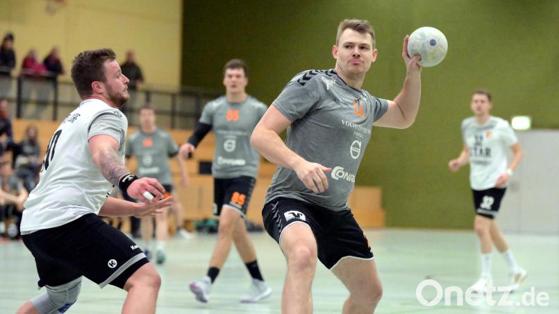 Für die Handballer der HG Amberg (rechts Tobias Strohbach) steht das letzte Auswärtsspiel der Saison auf dem Programm. Archivbild: Hubert Ziegler
