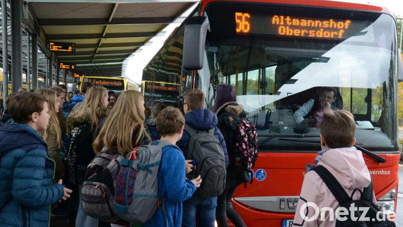 Schüler werden aufgrund eines Streiks auf andere Verkehrsmittel zurückgreifen müssen, um in die Schule zu kommen. Archivbild: Hartl