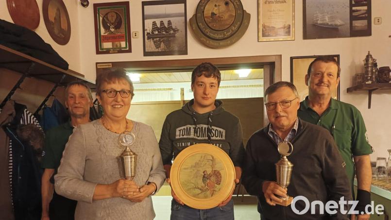 Zur Siegerehrung stellten sich die Gewinner Klaudia Hiebenthal, Alexander Müller und Hans Schiener. Die Schützenmeister Michael Knott und Helmut Werner gratulierten. Bild: Schützenverein Reichenstein/exb