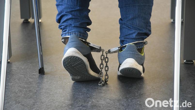 Am Donnerstagvormittag betrat die 32-Jährige das Landgericht Weiden mit Fußfesseln. Am Nachmittag war sie eine freie Frau. Bild: Gabi Schönberger
