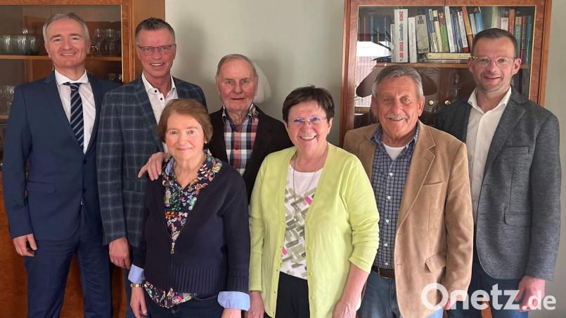 Eine große Gratulantenschar aus Politik und Vereinsleben stellte sich bei Altbürgermeister Helmut Rösch ein, der seinen 85. Geburtstag feierte (von links): Landtagsabgeordneter Harald Schwartz, Bürgermeister Hermann Falk, Ehefrau Anneliese Rösch, Altbürgermeister Helmut Rösch, 2. Bürgermeisterin Bärbel Birner, CSU-Ehrenkreis- und Ortsvorsitzender Werner Schulz sowie 3. Bürgermeister Hermann Gebhard. Bild: u