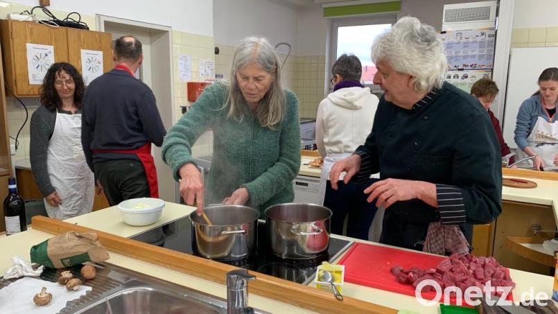 In der Schulküche des AELF in Weiden bereiten die Teilnehmer des Bio-Kochkurses unter Anleitung von Koch Gerd Reinhardt (rechts) aus Schönsee das französische Gericht &quot;Boeuf Bourguignon&quot; zu. Bild: fvo