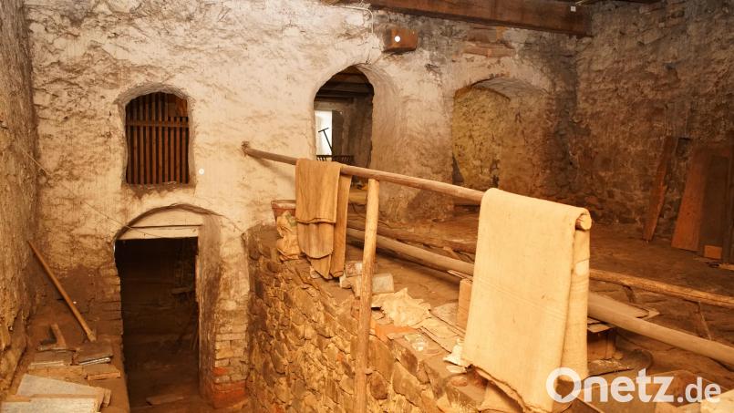 Was auf den ersten Blick wie ein Bild aus dem Oberpfälzer Freilandmuseum in Neusath-Perschen wirkt, ist der Innenhof des historischen Anwesens Stadtplatz 22 in Neustadt/WN. Dort soll nach der Sanierung eine Ausstellung des Naturparks Oberpfälzer Walds und zur Geschichte des Hauses zu sehen sein. Bild: Michael Kühnlein/exb