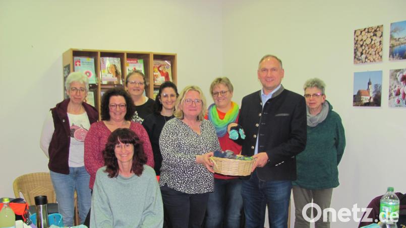 Die Damen der Handarbeitsrunde übergaben an Bürgermeister Richard Kammerer (Zweiter von rechts) 20 Paar handgestrickte Babysöckchen. Bild: sei