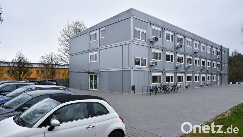 Das Container-Schulgebäude in der Dieselstraße in Sulzbach-Rosenberg soll eine Photovoltaik Anlage bekommen. Das hat der Kreistag beschlossen. Bild: Stephan Huber