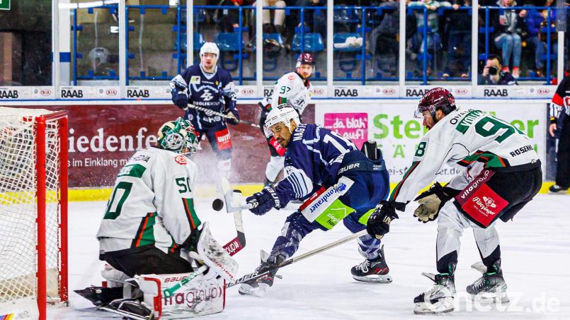 Am Freitag beginnt die Best-of-5-Serie um den Aufstieg in die DEL2 zwischen den Blue Devils Weiden und den Starbulls Rosenheim. Packende Szenen sind garantiert, wie hier mit Nardo Nagtzaam vor dem Kasten von Starbulls-Keeper Andreas Mechel. Rechts der Rosenheimer Verteidiger Maximilian Vollmayer. Archivbild: Werner Moller