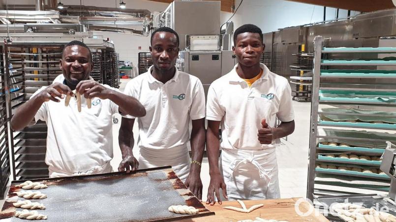 Seit kurzem absolvieren (von links) Gilbert Kossi Mawussi, Boris Kodjovi Houessou und Antoine Agbeve aus Togo ihre Bäcker-Ausbildung bei der Bäckerei Nußstein - voller Freude und Fleiß, lobt ihr Chef Ulf Fischer. Bild: Ulf Fischer/exb
