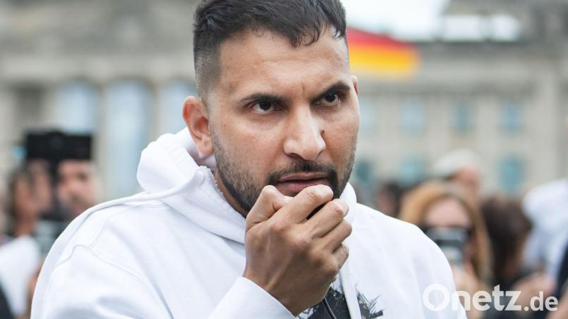 Attila Hildmann bei einer Demonstration gegen die Corona-Politik der Bundesregierung am Bundeskanzleramt (2020). Bild: Bernd von Jutrczenka/dpa