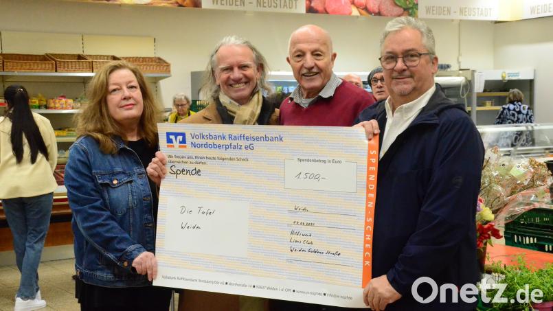 Der Lions-Club Goldene Straße spendet der Tafel 1500 Euro. Weitere 1000 Euro erhält das Frauenhaus. Bild: Kunz