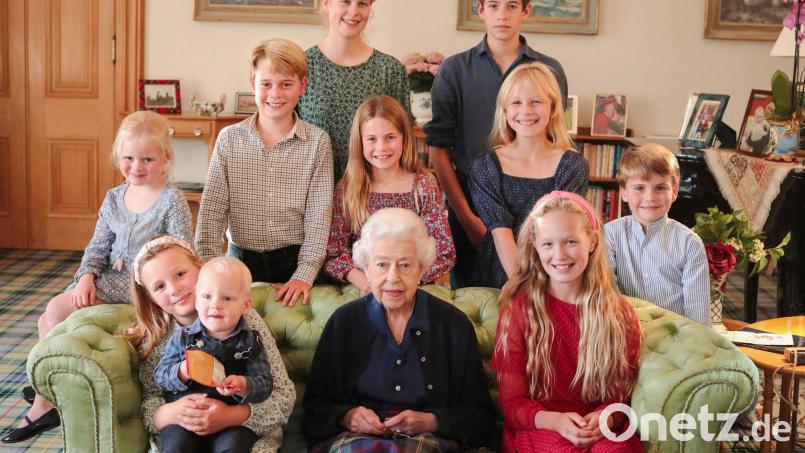Die britische Königin Elizabeth II. (vorne M) mit mit einigen ihrer Enkel und Urenkel. Bild: Princess of Wales/Kensington Palace/AP/dpa
