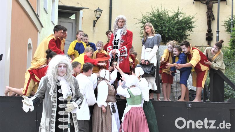 Eisenbarths Geist (Reiner Reisinger im Vordergrund) kommentiert in der Schlussszene vor dem Kirchenaufgang den Aufstieg des barocken Wanderarztes (Andreas Fleischer), der einst in der Oberviechtacher Pfarrkirche getauft wurde. Archivbild: lg