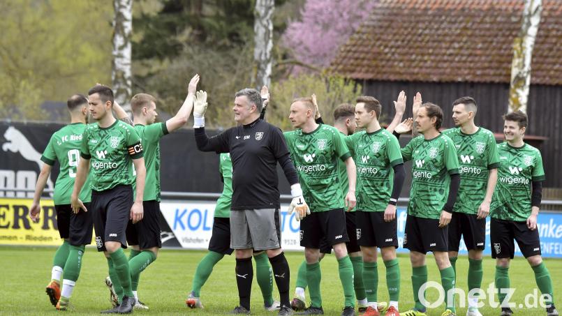 Die Spieler des 1. FC Rieden klatschen sich vor dem Anpfiff ab. Zu Gast ist der SV Sulzbach/Donau. Archivbild: Hubert Ziegler