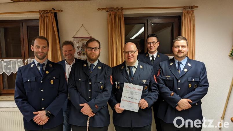 Der neue Vorstand der Feuerwehr Hiltersdorf gemeinsam mit Gratulanten und einem neuen Ehrenkommandanten (von links): 1. Vorsitzender Johannes Schanderl, Bürgermeister Alwin Märkl, 2. Kommandant und 2. Vorsitzender Christoph Wittmann, Ehrenkommandant Markus Schwarz, KBI Armin Daubenmerkl und 1. Kommandant Christian Schwarz. Bild: Markus Felbinger