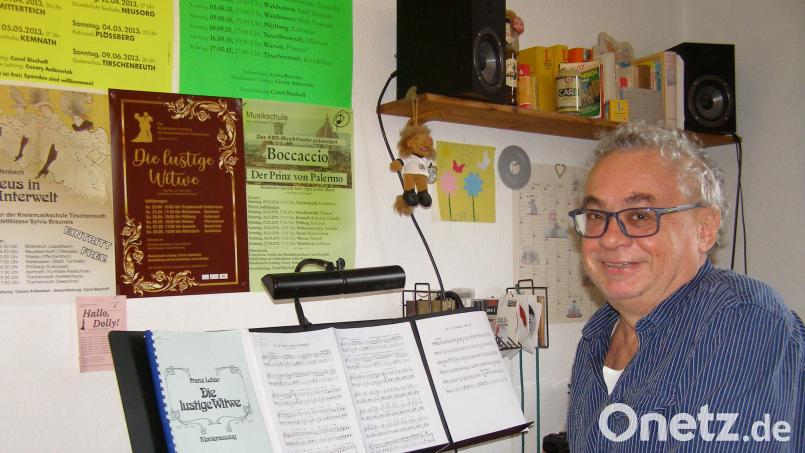 Cezary Antkowiak in seinem Arbeitszimmer. An der Wand die Plakate bisheriger Musiktheater-Aufführungen, die er jeweils mit dem Piano begleitete. Bild: pz
