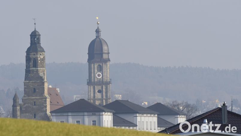 Die Türme der beiden Amberger Stadtpfarrkirchen St. Georg (links) und St. Martin. Welche Zusammenschlüsse von Pfarreien es im Bereich der Stadt Amberg gibt, wird noch diskutiert. Bild: Petra Hartl