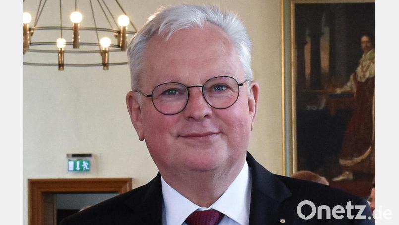 Abschied und Neubeginn beim Amtsgericht Amberg: Links der vormalige AG-Direktor und jetzige Landgerichtspräsident Stefan Täschner mit seiner Frau Pia, in der Mitte Oberlandesgerichtspräsident Thomas Dickert, rechts der neue Amtsgerichts-Chef Jürgen Konrad mit seiner Frau Andrea. Bild: Stephan Huber