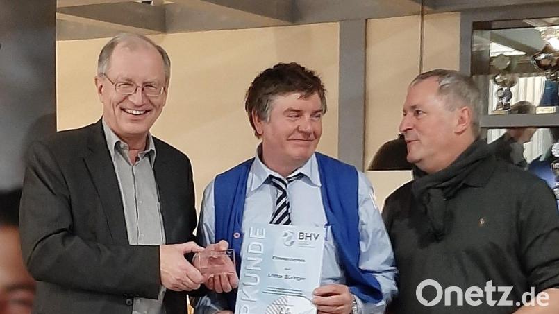 In einer Feierstunde nahm Lothar Büringer (Mitte) Den Ehrenamtspreis von Bezirksvorsitzendem Klaus-Dieter Sahrmann (links) und dem Präsidenten des Bayerischen Handballverbandes, George Clarke, entgegen. Bild: whü