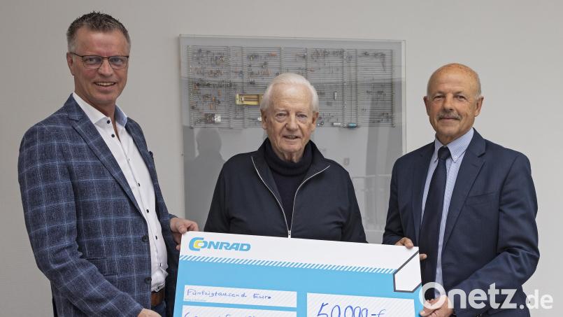 Zur Unterstützung der Sportvereine in diesem Jahr durch die Conrad-Sportförderung überreichte Klaus Conrad (Mitte) einen Scheck der Firma Conrad Electronic in Höhe von 50.000 Euro an den Schatzmeister, Bürgermeister Hermann Falk (links), und an den ehrenamtlichen Geschäftsführer, Günter Simmerl. Bild: Michael C. Geiss/exb