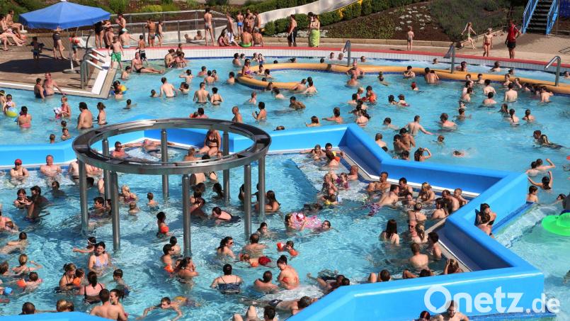 Wenn es nach den Bademeistern geht, kann die Badesaison beginnen. Bis die Becken dann aber so gut gefüllt sind, müssten langsam die Temperaturen steigen. Archivbild: Götz
