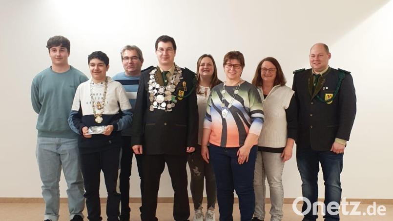 Die Würdenträger der Schloßfalken: Im Bild (von links) Bastian Trinkwald, Noah Schüller, Richard Blab, Matthias Gresser, Katharina Blab, Maria Haimerl, Sabine Blab, und Schützenmeister Martin Alwang. Bild: Schloßfalken Pertolzhofen/exb