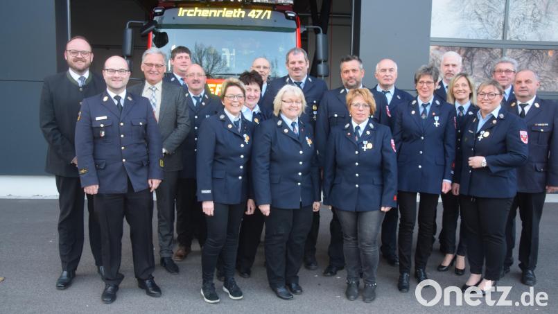 Landrat Andreas Meier und Kreisbrandrat Marco Saller (von links) überreichen an Aktive der Feuerwehr die Ehrenzeichen des Freistaates für 25 Jahre und 40 Jahre Feuerwehrdienst. Bild: fz