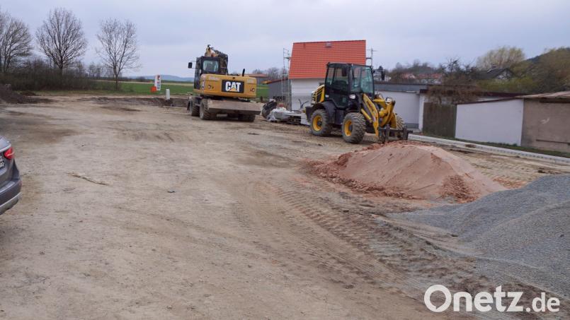 Das zwischen den Baufahrzeugen hervorschauende Häuschen schließt das Baugebiet nach Osten ab. Bild: bkr