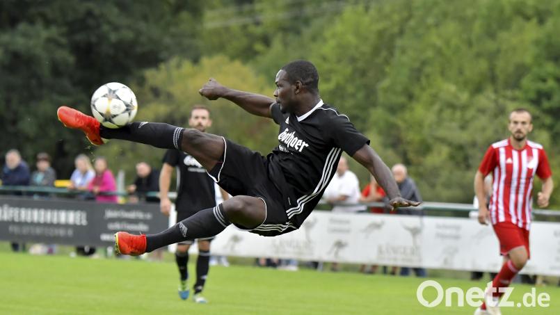 Das Top-Spiel in Schmidmühlen wird auch ein Duell der Top-Torjäger Adrian Robinson (Bild, Schmidmühlen) und Artur Becker (Schnaittenbach). Beide erzielten in dieser Saison jeweils 18 Treffer. Archivbild: Hubert Ziegler