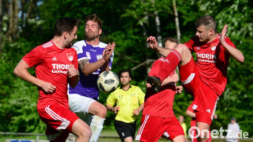 Die Pfreimder (rote Trikots) sind in Bad Kötzting zu Gast. Bild: ham