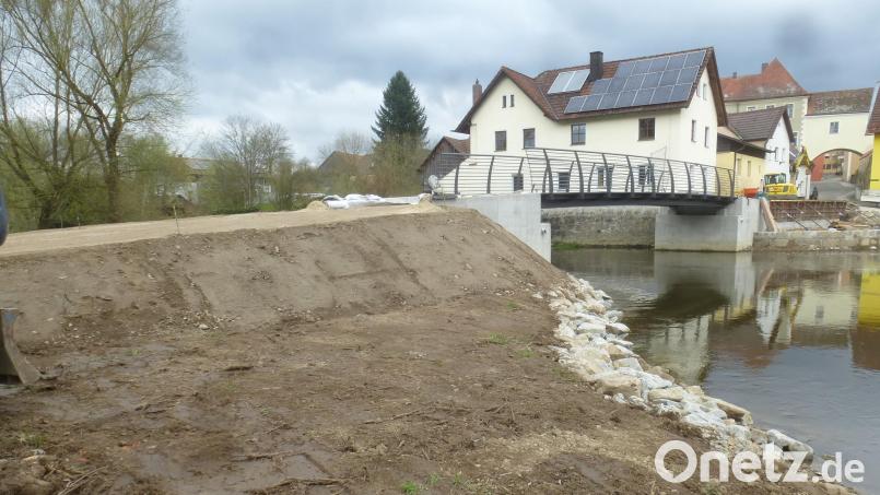 Das Südufer ist zwar planiert, doch Regen und hoher Wasserstand wirbelten den Terminplan zur Fertigstellung der neuen Schwarzachbrücke durcheinander. Bild: mad