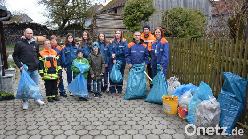 In Konnersreuth und Umgebung sammelten 38 Kinder und Jugendliche Müll und Unrat ein, darunter Mitglieder der Feuerwehrjugend. Jugendbeauftragter Manuel Ernst (links) freute sich über das große Interesse. Bild: jr
