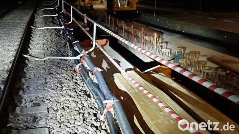 So sah die Baustellenabsperrung aus, die an der Bahnlinie in Amberg gestohlen wurde. Bild: Bundespolizei/exb