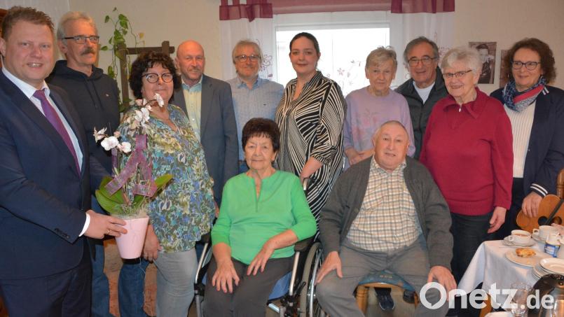 Veronika Halbauer (sitzend) feierte am Donnerstag ihren 90. Geburtstag. Dazu gab es viele Glückwünsche von der Familie und Vereinsvertretern, im Namen der Stadt gratulierte Bürgermeister Stefan Grillmeier (links). Bild: jr