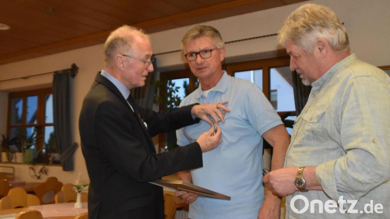Vorsitzender Peter Ertl und stellvertretender Kreisvorsitzender Alfons Betzl verleihen Günther Dotzler (von links) das große Verdienstkreuz am Bande. Bild: hcz